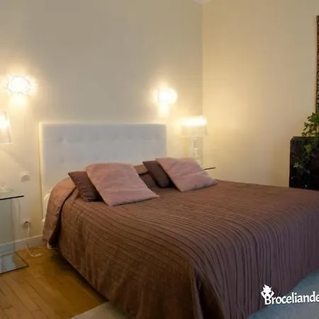 La Maison Rouge Broceliande Bed & Breakfast